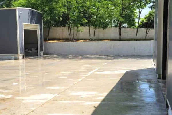 Ambiente Commerciale in Affitto 4+1 a Tirana - 1,700 Euro