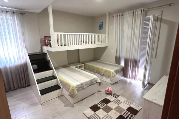 Shtepi me qera Apartament ne Tirane, 2+1, Mobilimi E mobiluar, Pagesa 50,000  Leke.