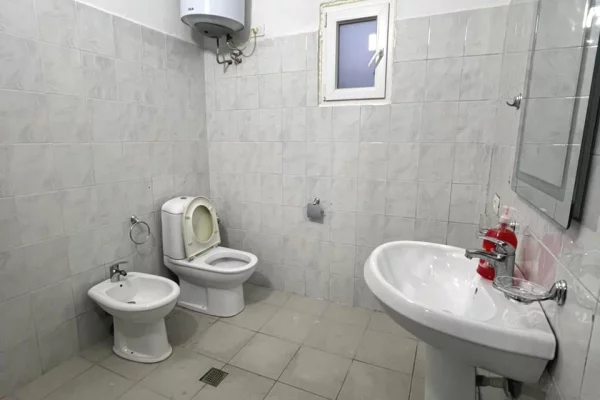 Shtepi me qera Shtepi Private ne Tirane, 2+1, Mobilimi Bosh, pa mobiluar, Pagesa 800  Euro.