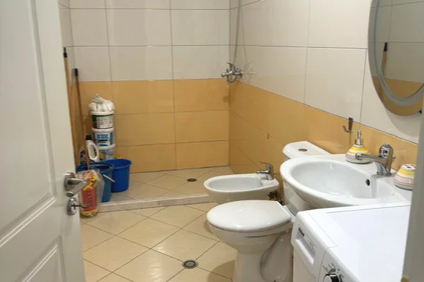 Shtepi me qera Apartament ne Tirane, 2+1, Mobilimi E mobiluar, Pagesa 43,000  Leke.