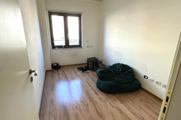 Shtepi me qera Apartament ne Tirane, 2+1, Mobilimi Bosh, pa mobiluar, Pagesa 1,200  Euro.