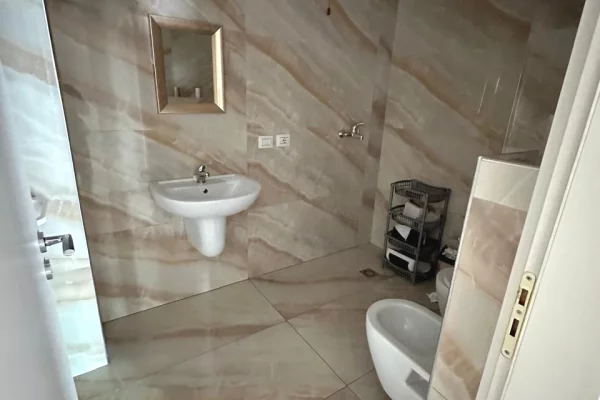 Shtepi me qera Apartament ne Tirane, 2+1, Mobilimi Bosh, pa mobiluar, Pagesa 1,200  Euro.