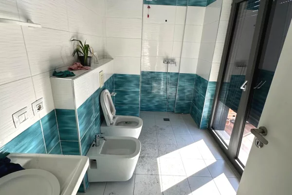 Shtepi me qera Apartament ne Tirane, 1+1, Mobilimi Bosh, pa mobiluar, Pagesa 1,000  Euro.