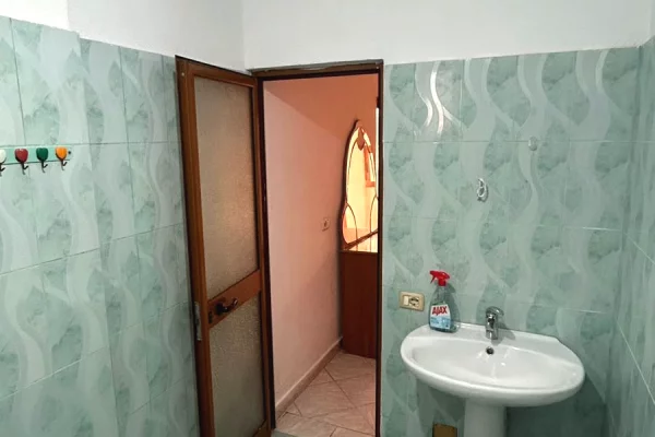 Shtepi me qera Apartament ne Tirane, 1+1, Mobilimi E mobiluar, Pagesa 30,000  Leke.