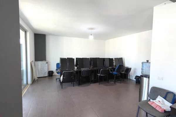 Ambiente Commerciale in Affitto 3+1 a Tirana - 800 Euro