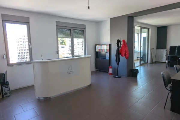 Ambiente Commerciale in Affitto 3+1 a Tirana - 800 Euro