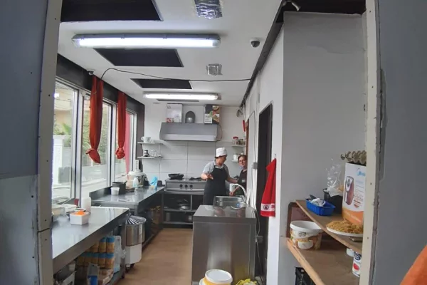 Jepet me qira ambient ideal per menze / restorant – Laprake