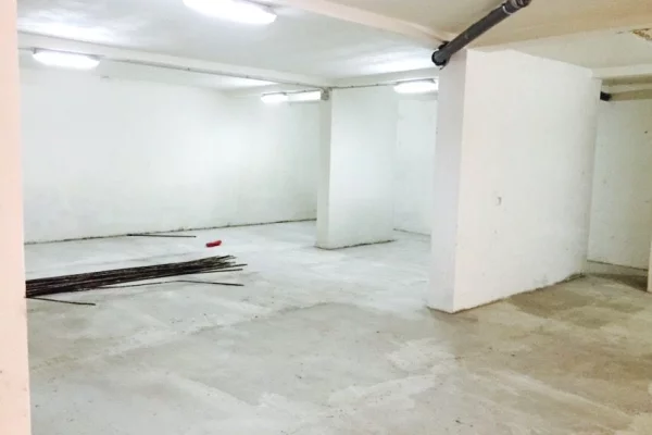 Ambiente Commerciale in Vendita 3+1 a Tirana - 270,000 Euro