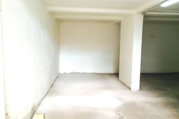 Ambiente Commerciale in Vendita 3+1 a Tirana - 270,000 Euro