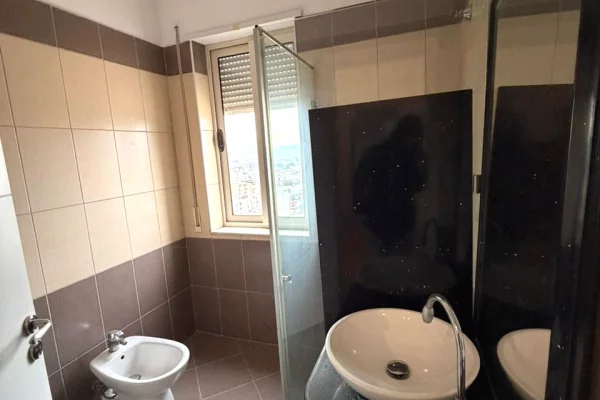 Shtepi ne shitje Apartament ne Tirane, 2+1, Mobilimi E mobiluar, Pagesa 175,000  Euro.