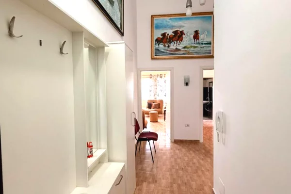 Shtepi ne shitje Apartament ne Tirane, 2+1, Mobilimi E mobiluar, Pagesa 175,000  Euro.