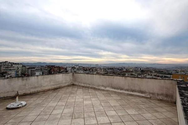 Shtepi ne shitje Apartament ne Tirane, 2+1, Mobilimi E mobiluar, Pagesa 175,000  Euro.