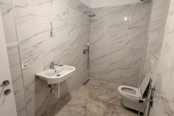 Shtepi ne shitje Apartament ne Tirane, 1+1, Mobilimi Bosh, pa mobiluar, Pagesa 203,448  Euro.