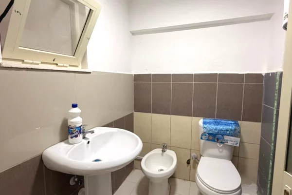 Shtepi ne shitje Apartament ne Tirane, 1+1, Mobilimi Pjeserisht e mobiluar, Pagesa 35,000  Euro.