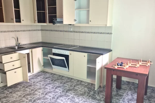Shtepi me qera Apartament ne Tirane, 3+1, Mobilimi Pjeserisht e mobiluar, Pagesa 700  Euro.
