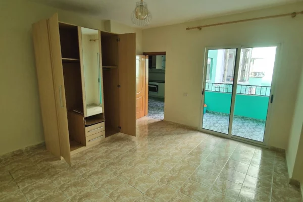 Shtepi me qera Apartament ne Tirane, 3+1, Mobilimi Pjeserisht e mobiluar, Pagesa 700  Euro.