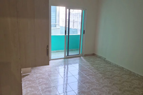 Shtepi me qera Apartament ne Tirane, 3+1, Mobilimi Pjeserisht e mobiluar, Pagesa 700  Euro.