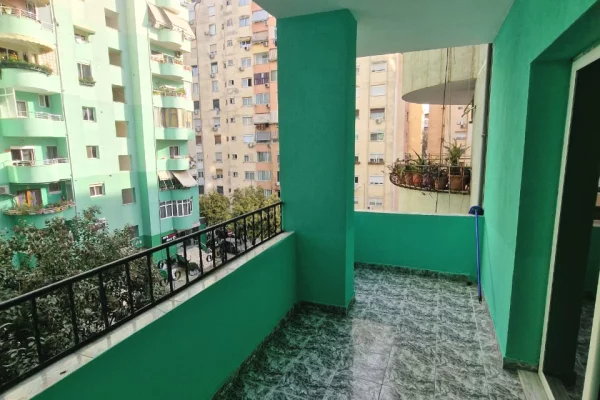 Shtepi me qera Apartament ne Tirane, 3+1, Mobilimi Pjeserisht e mobiluar, Pagesa 700  Euro.