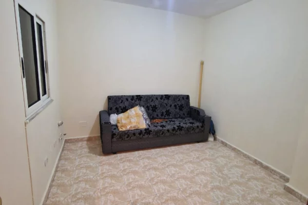 Shtepi me qera Apartament ne Tirane, 3+1, Mobilimi Pjeserisht e mobiluar, Pagesa 700  Euro.
