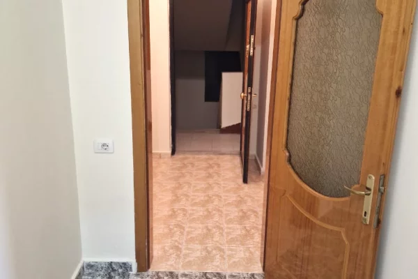 Shtepi me qera Apartament ne Tirane, 3+1, Mobilimi Pjeserisht e mobiluar, Pagesa 700  Euro.