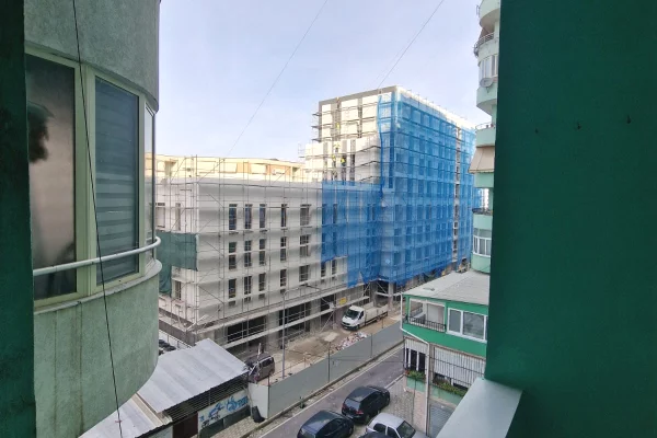 Shtepi me qera Apartament ne Tirane, 3+1, Mobilimi Pjeserisht e mobiluar, Pagesa 700  Euro.