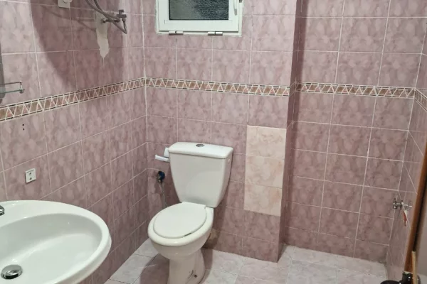 Shtepi me qera Apartament ne Tirane, 3+1, Mobilimi Pjeserisht e mobiluar, Pagesa 700  Euro.