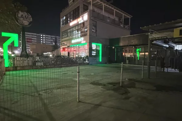 Jepet me qera kapanon+oborr ne Kamez Buze rruges Kryesore/100.000 leke