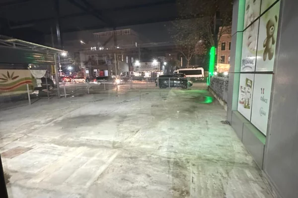 Jepet me qera kapanon+oborr ne Kamez Buze rruges Kryesore/100.000 leke