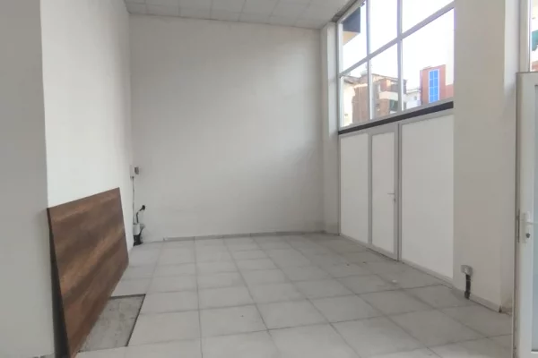 Ambiente Commerciale in Affitto 1+1 a Tirana - 1,500 Euro