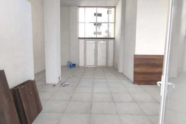 Ambiente Commerciale in Affitto 1+1 a Tirana - 1,500 Euro
