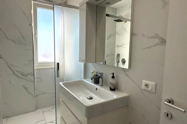 Shtepi ne shitje Apartament ne Tirane, 2+1, Mobilimi E mobiluar, Pagesa 210,000  Euro.