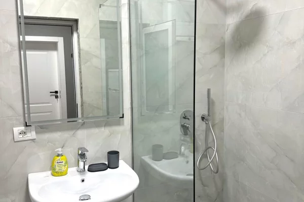 Shtepi me qera Apartament ne Tirane, 2+1, Mobilimi E mobiluar, Pagesa 500  Euro.