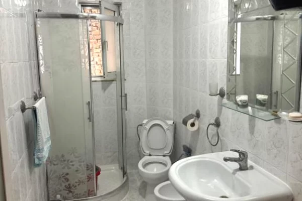 Shtepi me qera Apartament ne Tirane, 3+1, Mobilimi E mobiluar, Pagesa 80,000  Leke.