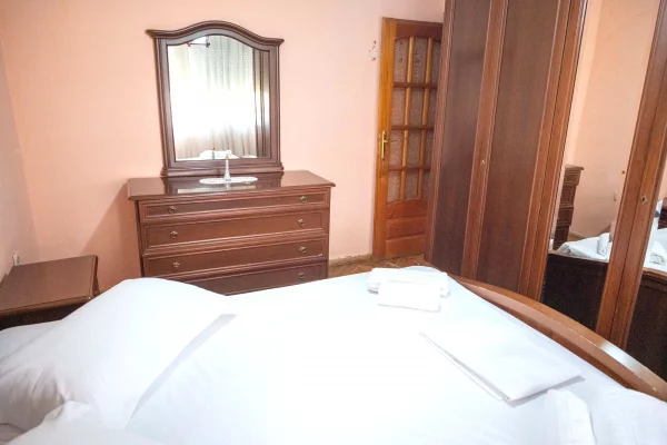 Shtepi me qera Apartament ne Tirane, 3+1, Mobilimi E mobiluar, Pagesa 80,000  Leke.