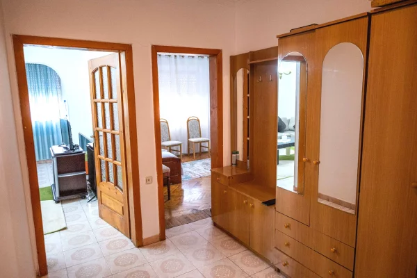 Shtepi me qera Apartament ne Tirane, 3+1, Mobilimi E mobiluar, Pagesa 80,000  Leke.