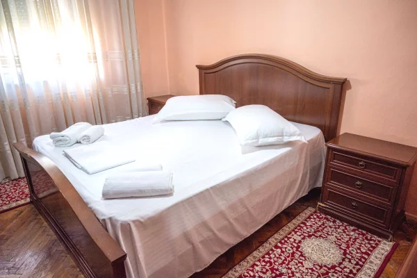 Shtepi me qera Apartament ne Tirane, 3+1, Mobilimi E mobiluar, Pagesa 80,000  Leke.