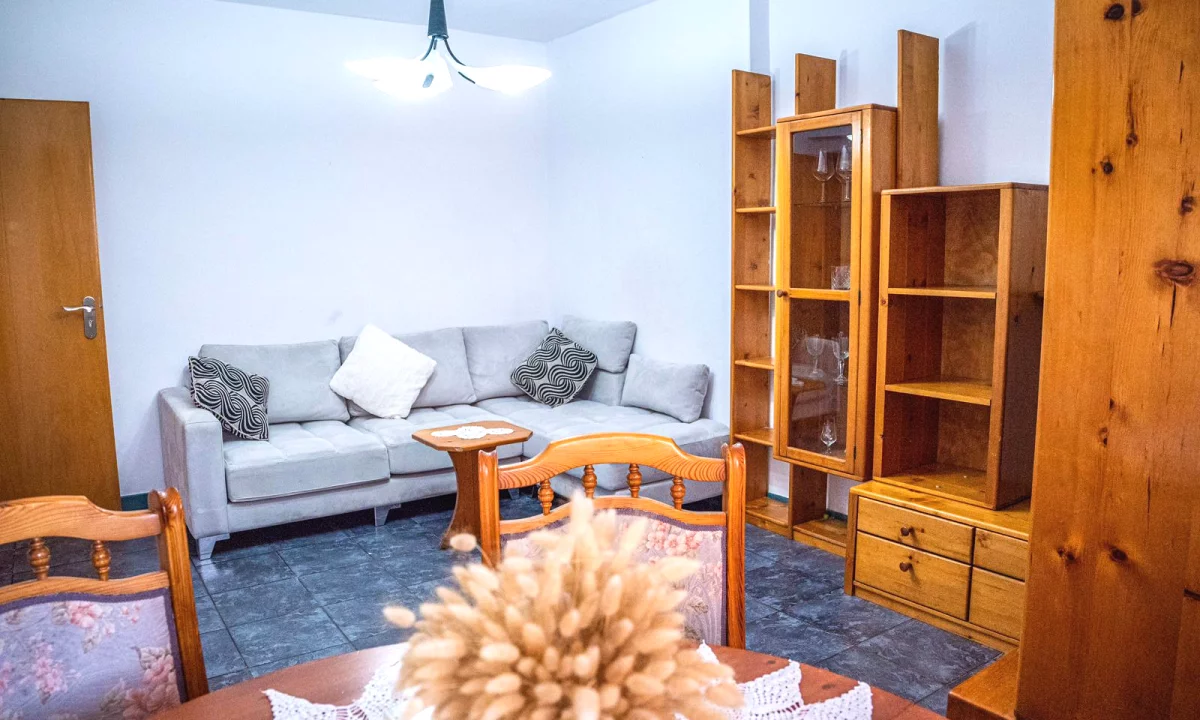 Shtepi me qera Apartament ne Tirane, 3+1, Mobilimi E mobiluar, Pagesa 70,000  Leke.