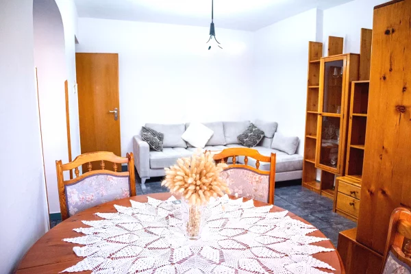 Shtepi me qera Apartament ne Tirane, 3+1, Mobilimi E mobiluar, Pagesa 70,000  Leke.