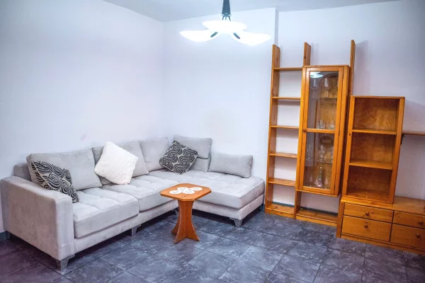 Shtepi me qera Apartament ne Tirane, 3+1, Mobilimi E mobiluar, Pagesa 70,000  Leke.