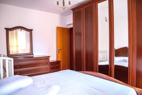 Shtepi me qera Apartament ne Tirane, 3+1, Mobilimi E mobiluar, Pagesa 70,000  Leke.