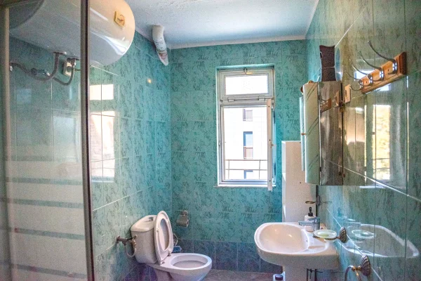 Shtepi me qera Apartament ne Tirane, 3+1, Mobilimi E mobiluar, Pagesa 70,000  Leke.