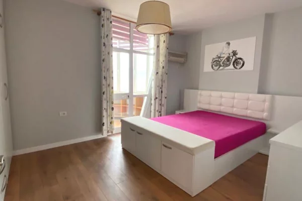 Shtepi me qera Apartament ne Tirane, 2+1, Mobilimi E mobiluar, Pagesa 1,150  Euro.