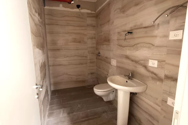 Shtepi ne shitje Apartament ne Tirane, 2+1, Mobilimi Bosh, pa mobiluar, Pagesa 85,000  Euro.