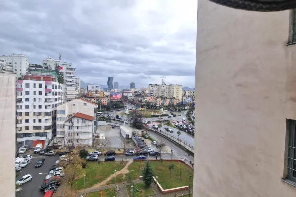 Shtepi ne shitje Apartament ne Tirane, 3+1, Mobilimi Pjeserisht e mobiluar, Pagesa 350,000  Euro.