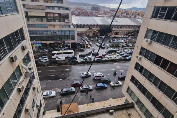 Shtepi ne shitje Apartament ne Tirane, 3+1, Mobilimi Pjeserisht e mobiluar, Pagesa 350,000  Euro.