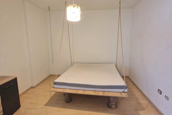 Shtepi ne shitje Apartament ne Tirane, 3+1, Mobilimi Pjeserisht e mobiluar, Pagesa 350,000  Euro.