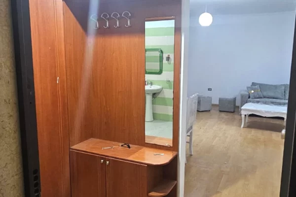 Shtepi me qera Apartament ne Tirane, 2+1, Mobilimi E mobiluar, Pagesa 50,000  Leke.