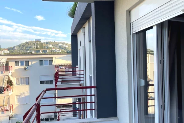 Shtepi me qera Apartament ne Tirane, 3+1, Mobilimi E mobiluar, Pagesa 1,400  Euro.