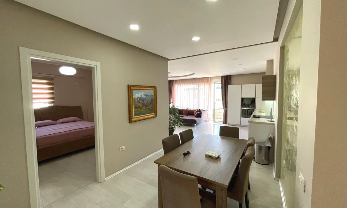 Shtepi me qera Apartament ne Tirane, 3+1, Mobilimi E mobiluar, Pagesa 1,400  Euro.