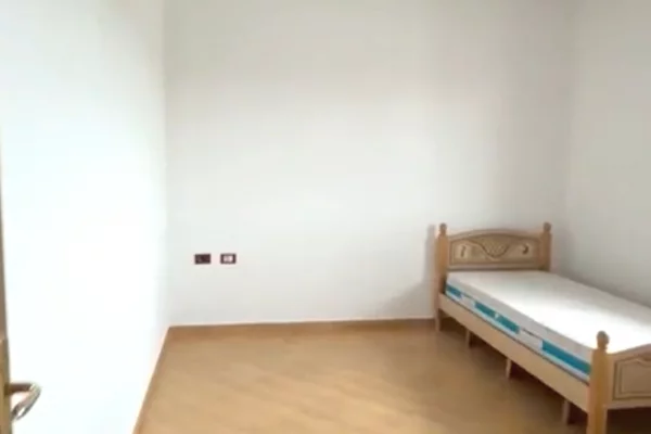 Shtepi me qera Duplex(shtepi me 2 kate) ne Tirane, 4+1, Mobilimi E mobiluar, Pagesa 400  Euro.